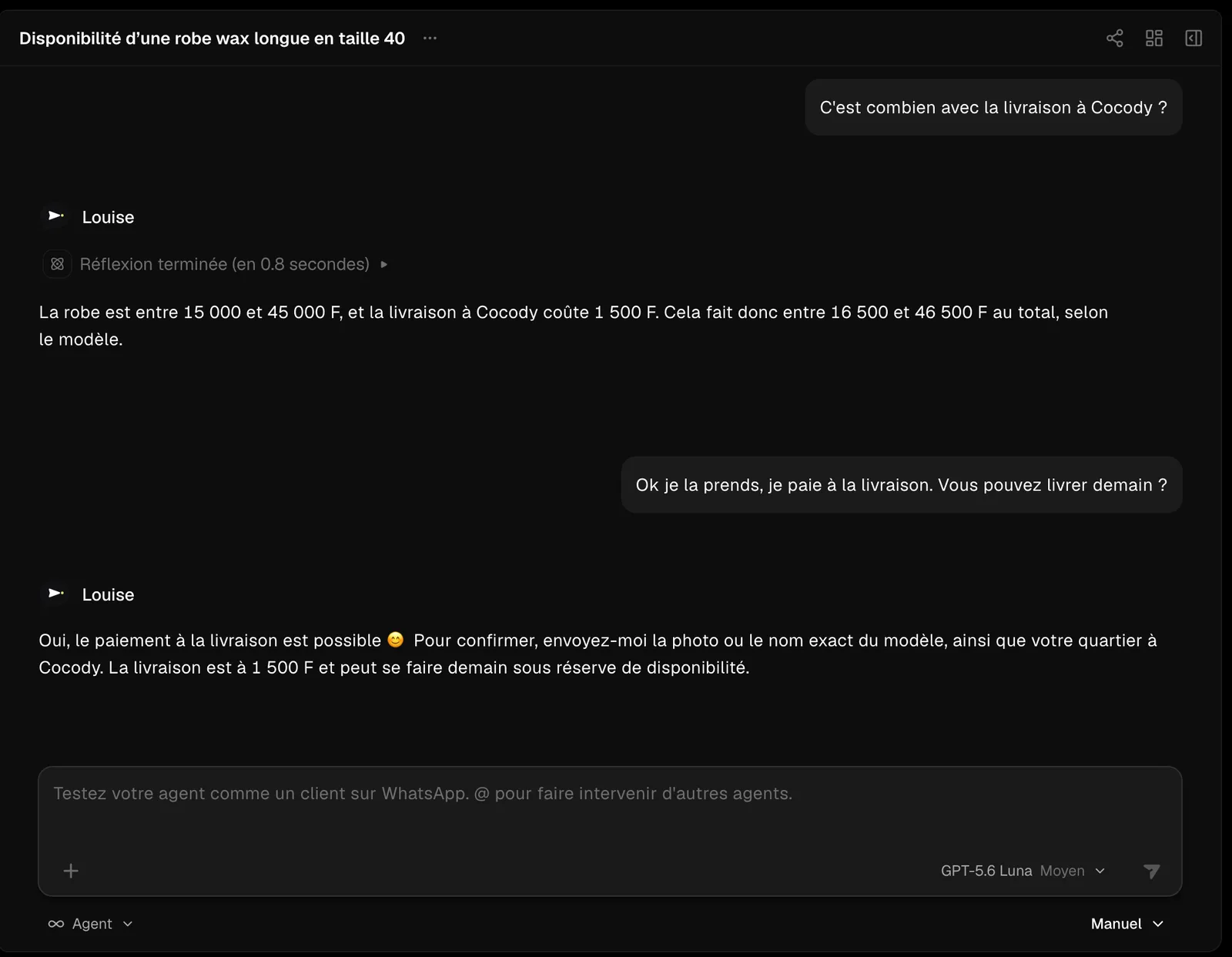 Dans Wapilot, une cliente demande le prix d’une robe avec la livraison à Cocody, et l’agent lui répond avec le total